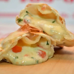 Empanada tomate queso albahaca
