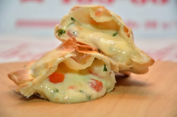 Empanada tomate queso albahaca